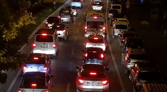 Tatilden dönüşler başladı, İstanbul yolu kitlendi