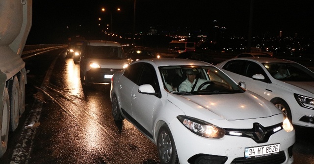 TEM’de kamyonun tekerleği patladı: Trafik kilitlendi