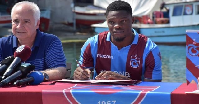 Trabzonspor&#039;da Ekuban için imza töreni düzenlendi