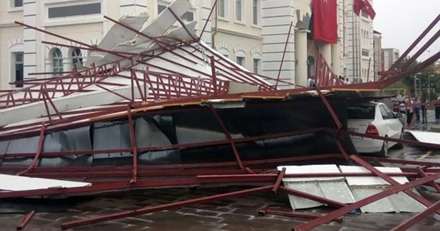 Adıyaman’da şiddetli fırtına çatıları uçurdu
