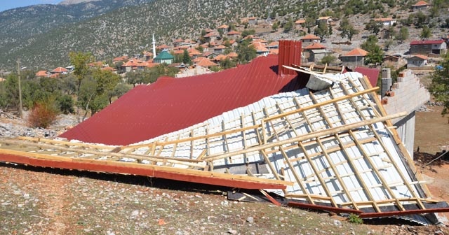 Antalya&#039;da hortum evin çatısını uçurdu