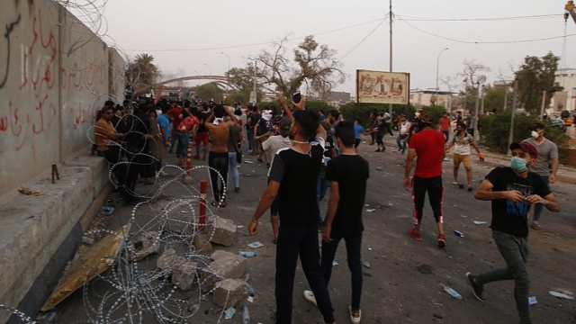 Basra&#039;da İran Başkonsolosluğu yakıldı