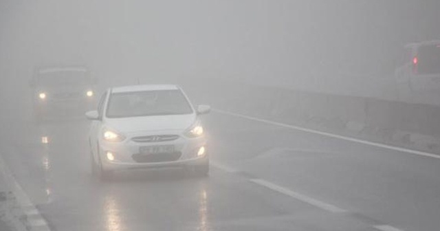 Bolu Dağı&#039;nda yağmur ve sis ulaşımı yavaşlattı