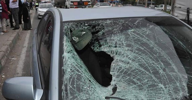 Feci kaza! Gözlüğü ve şapkası otomobilin camına yapıştı