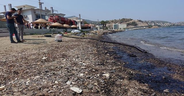 Foça&#039;da 100 kişilik ekiple temizlik sürüyor