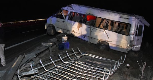 Gaziantep&#039;te tarım işçilerini taşıyan minibüs devrildi: 15 yaralı