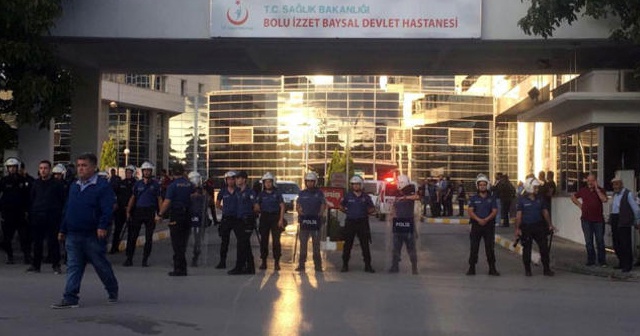 Hırsızlık şüphelisinin yakınları hastane önünde olay çıkardı: 3&#039;ü polis 6 yaralı