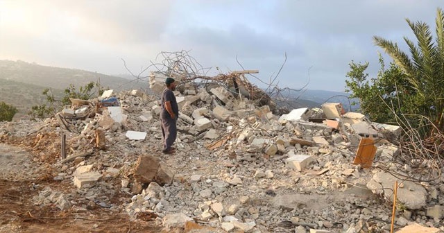 İsrail Batı Şeria&#039;da Filistinlilere ait 4 evi yıktı