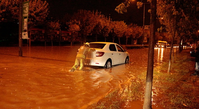 İstanbul’da araçlar yağmur sularında mahsur kaldı