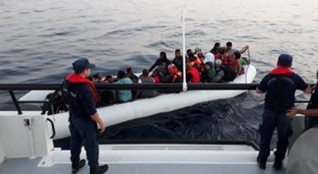 İzmir&#039;de 52 göçmen yakalandı