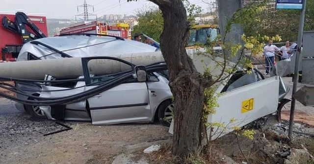 İzmit&#039;te feci kaza önce yayaya sonra direğe çarptı