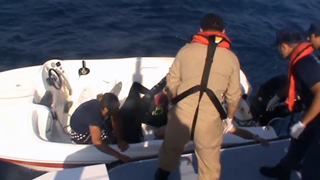Kaçak göçmenlerin bindiği lastik bot battı