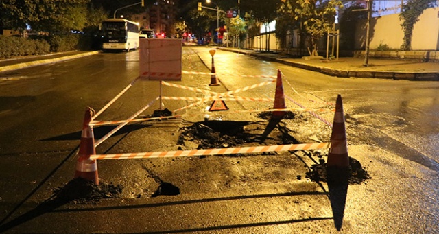 Kadıköy’de yol çöktü