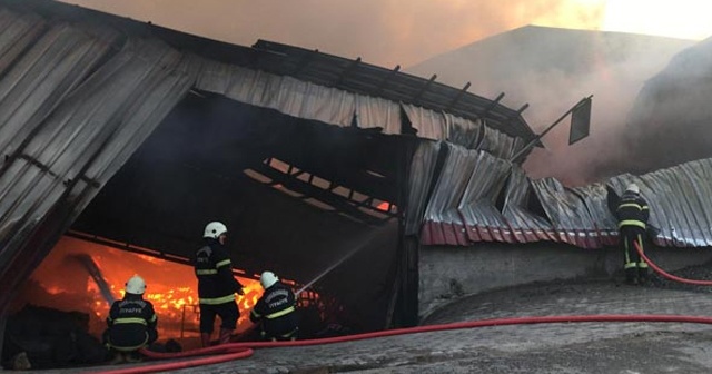 Kahramanmaraş'ta fabrika yangını! Çalışmalar devam ediyor