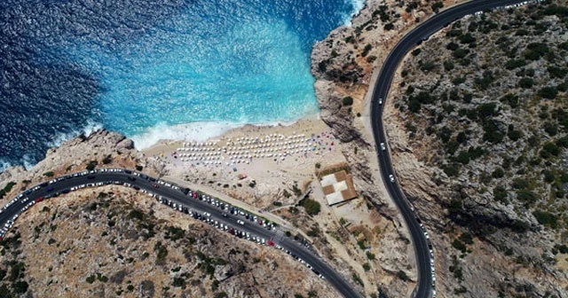 Kaputaş Plajı’na gelenleri etkiliyor!