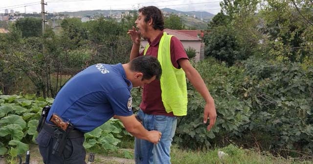 Menfezde uyuya kalan genç, polisi alarma geçirdi