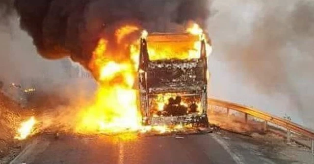 Mersin'de yolcu otobüsü alev alev yandı