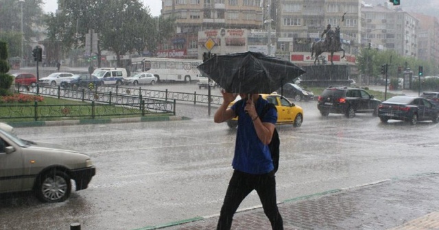 Meteoroloji uyarmıştı, İstanbul&#039;da beklenen yağış başladı!