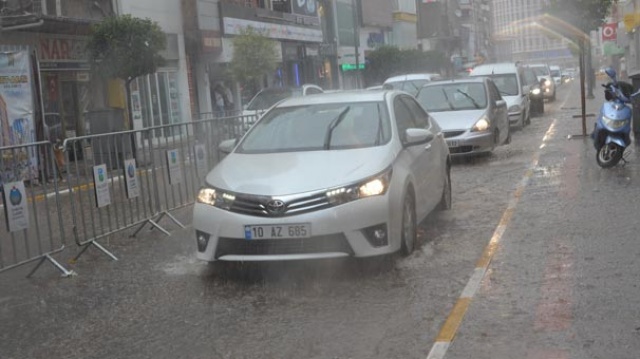 Meteoroloji uyarmıştı! Ve sağanak yağış başladı