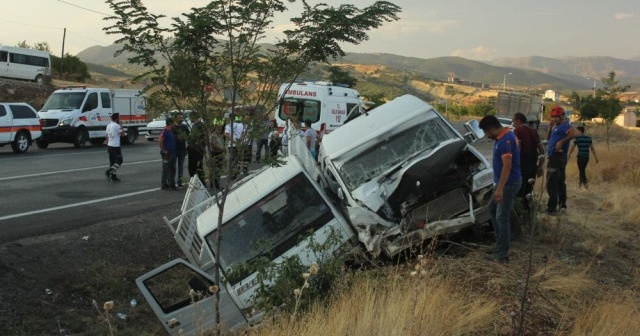 Minibüs ile kamyonet çarpıştı: 20 yaralı var