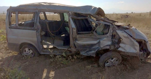 Minibüs şarampole devrildi, 2 ölü var