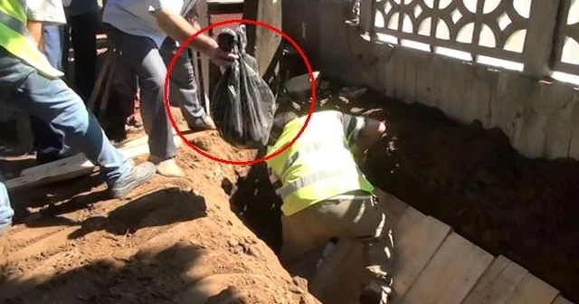 Öldürülen kimsesiz Afgan gencin eşyaları da mezarına konuldu