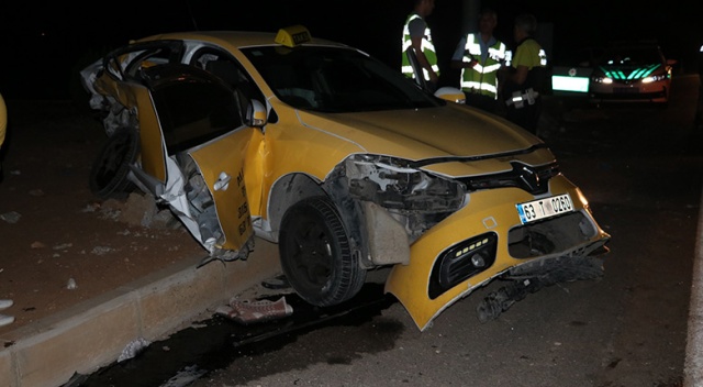 Şanlıurfa’da ticari taksi ile otomobil çarpıştı: 1’i ağır, 5 yaralı