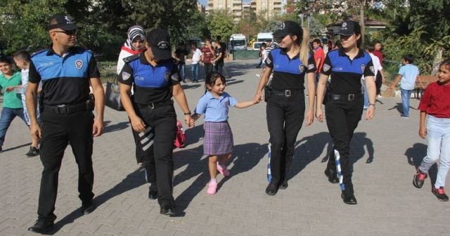 Şehit kızı Zeynep Ravza Akyüz&#039;ü okula babasının meslektaşı polisler götürdü