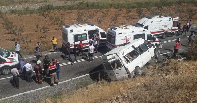 Siirt&#039;te yolcu minibüsü devrildi: 10 yaralı