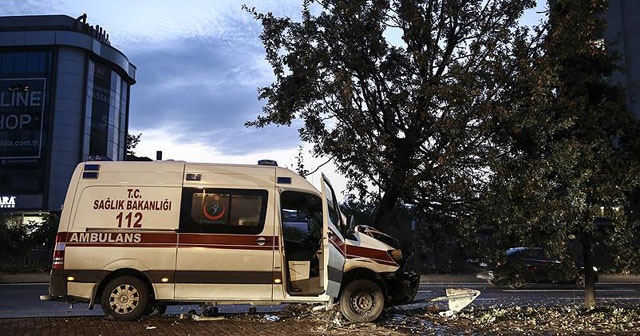 Şişli&#039;de hasta taşıyan ambulans kaza yaptı: 6 yaralı