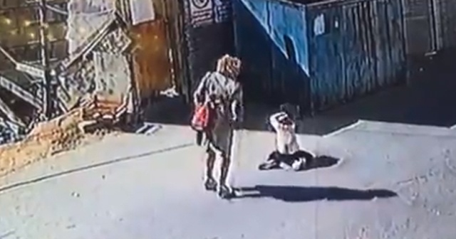 Sokak ortasında kızını dövdü