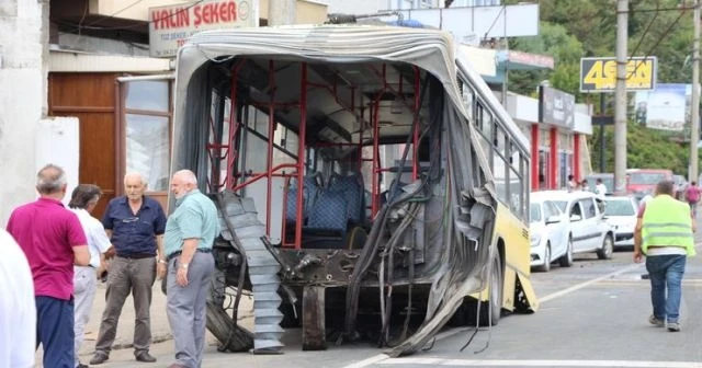 Trabzon&#039;da belediye otobüsü ortadan ikiye ayrıldı: 3 yaralı