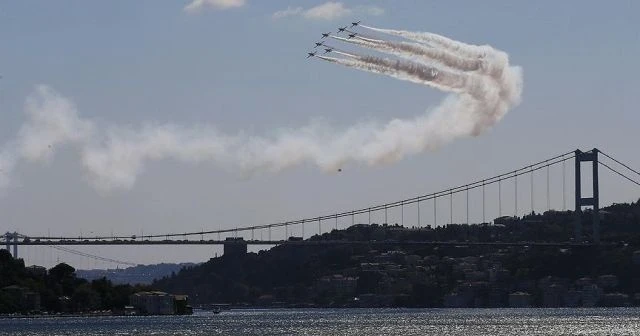 Türk Yıldızları'ndan Boğaz'da gösteri