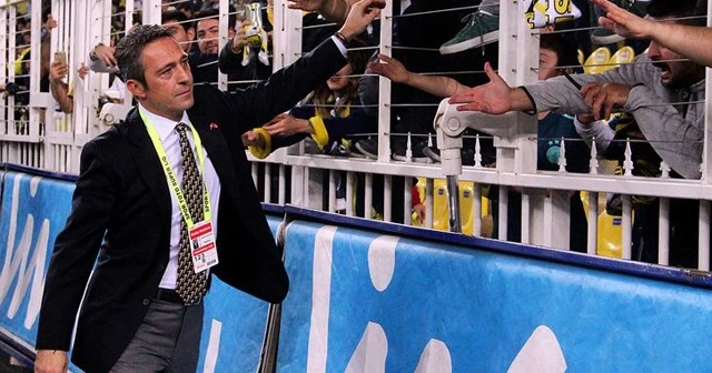 Ali Koç maç öncesi tribünleri selamladı