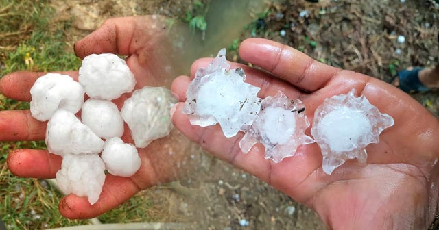 Antalya&#039;da sağanak ve dolu tarım arazilerini vurdu