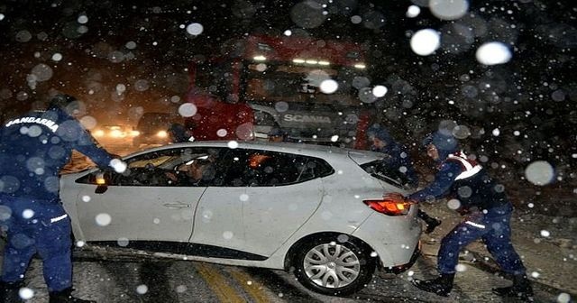 Antalya-Konya karayolu yoğun kar yağışı nedeniyle trafiğe kapandı