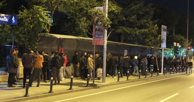 Bedelli kuyruğu gece de devam etti