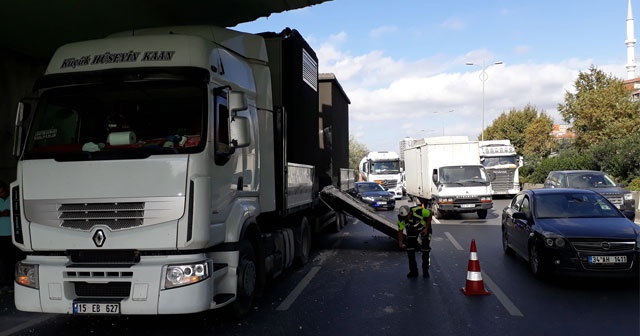 Beton trafo yüklü TIR üst geçide takıldı