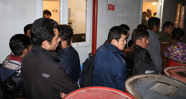 Bursa hayalleri Sivas&#039;ta son buldu... 17 kaçak göçmen yakalandı