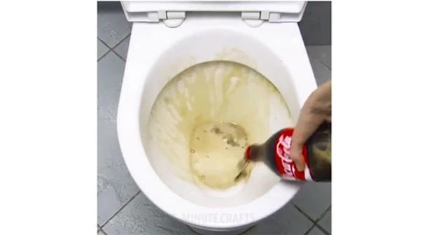 Çok şaşıracaksınız! Klozete kola dökerseniz...