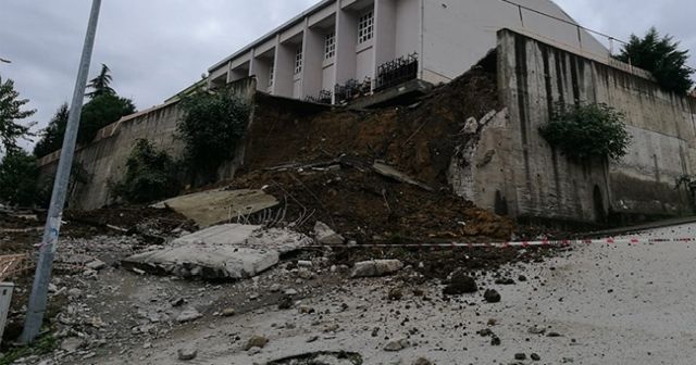 Duvar çöktü, okul tatil edildi