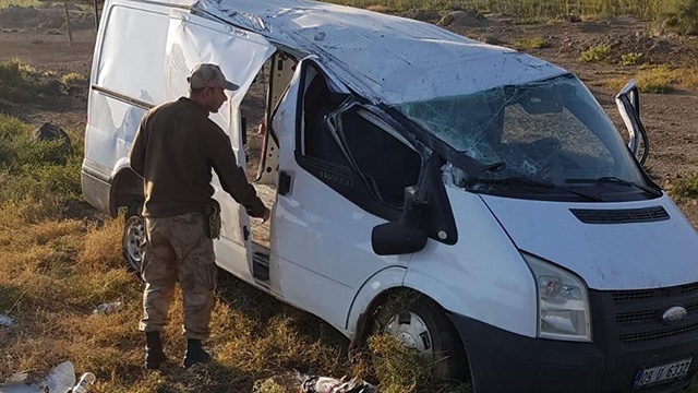 Göçmenleri taşıyan minibüs devrildi: 11 yaralı