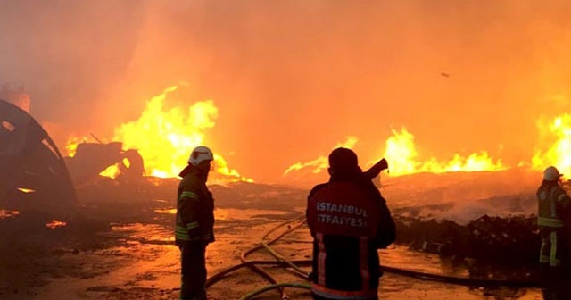 İstanbul&#039;da üç fabrika yanıyor! Yangın giderek büyüyor...