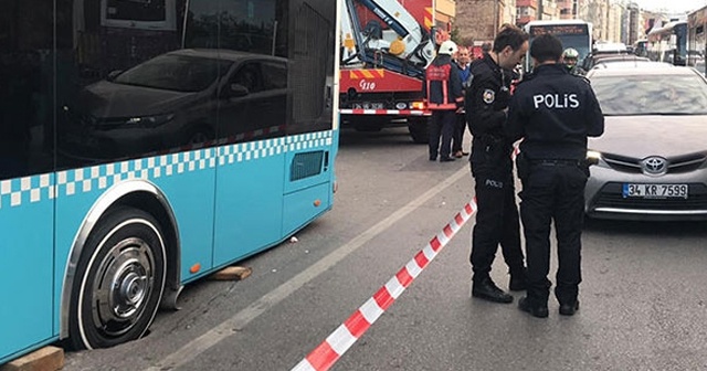 Kadıköy&#039;de yol çöktü! Halk otobüsü çukura düştü