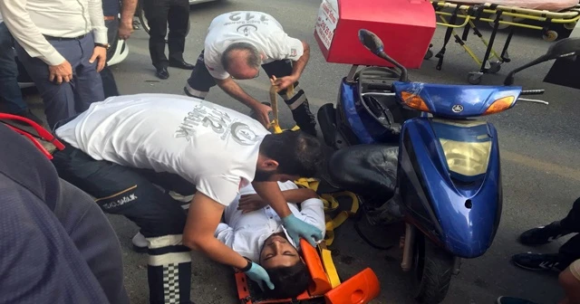 Motosikletin minibüse çarpma anı kameralara yansıdı