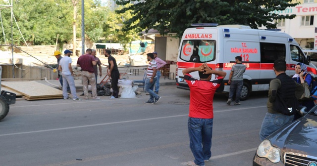 Onlarca kiloluk sunta baretsiz işçinin üzerine düştü