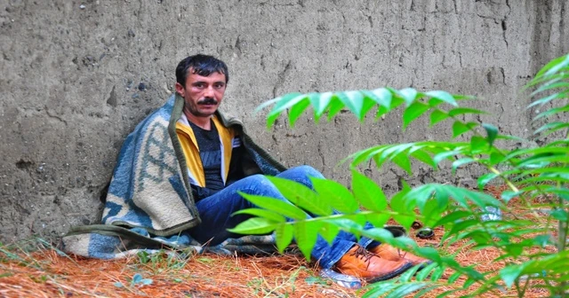 Sokakta yaşayan sara hastası genç, ölmemek için yardım bekliyor