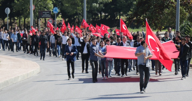 Üniversite öğrencilerinden &#039;Bayrak Yürüyüşü&#039;