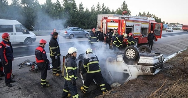 Adana&#039;da devrilen otomobil yandı