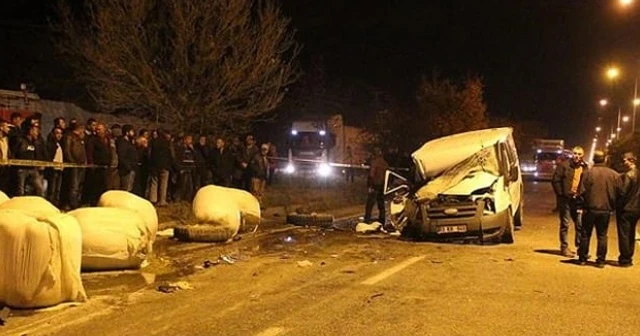 Afyonkarahisar'da minibüs traktöre çarptı: 1 ölü, 5 yaralı